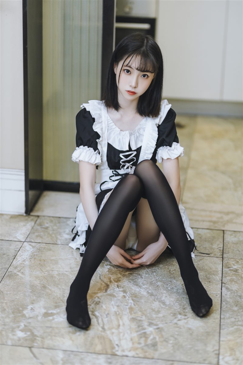 清纯可爱小姐姐黑猫OvO碎花吊带裙美图 - 趣萌堂-趣萌堂